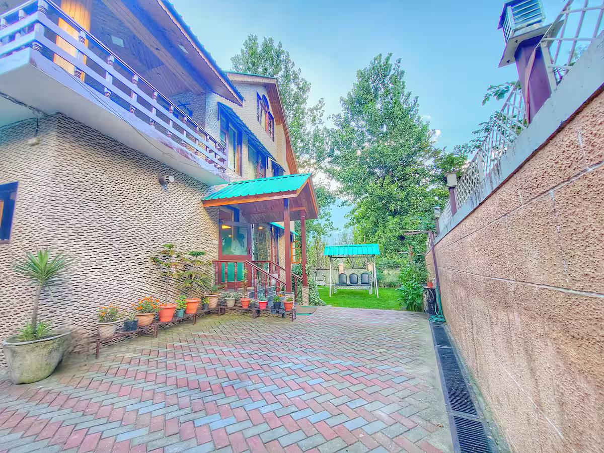 1965's Rustic Chalet Cottage x Solis Nature