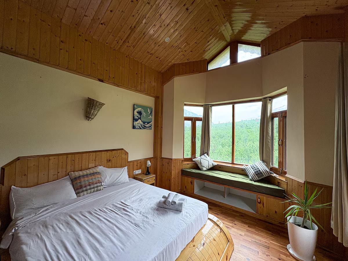 Signature Room with Panoramic Window x Solis Nature