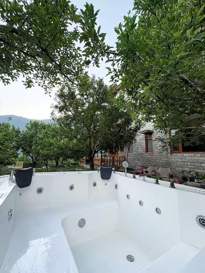 Signature Room with Panoramic Window x Solis Nature