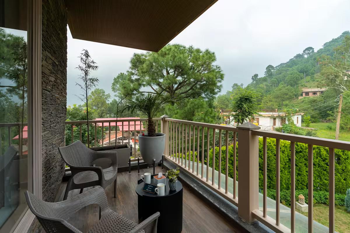 The Vivaak Pine Hills Villa, Near Kasauli x Solis Nature