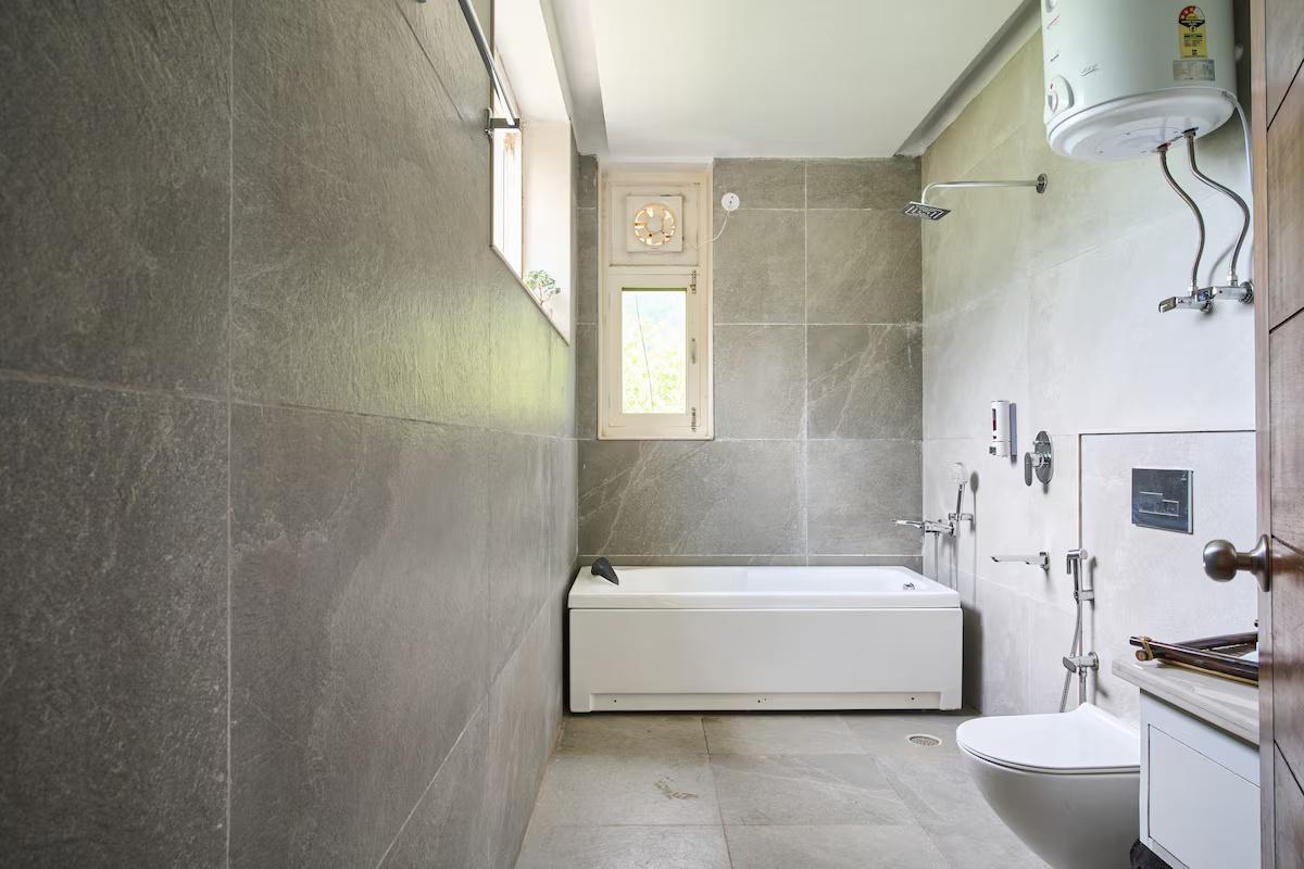 Master-Bedroom with bathtub & balcony x Solis Nature