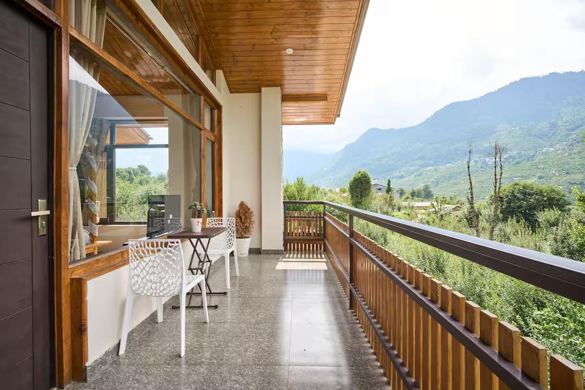 Master-Bedroom with bathtub & balcony x Solis Nature