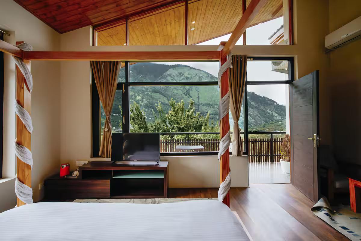Master-Bedroom with bathtub & balcony x Solis Nature