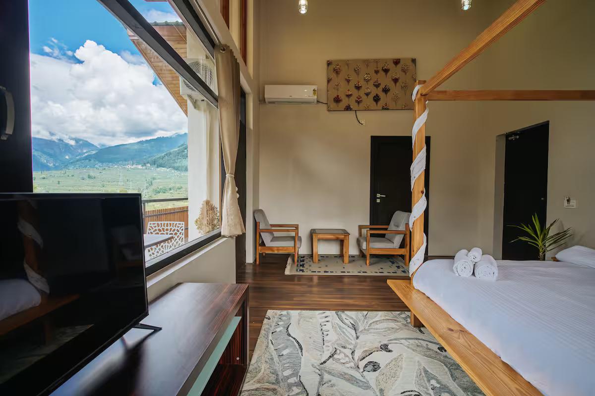 Master-Bedroom with bathtub & balcony x Solis Nature