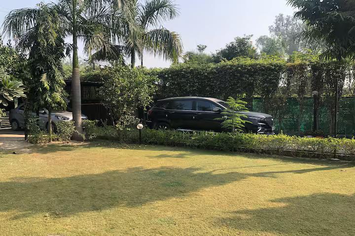 Room with Pool in Noida (NCR) x Solis Nature