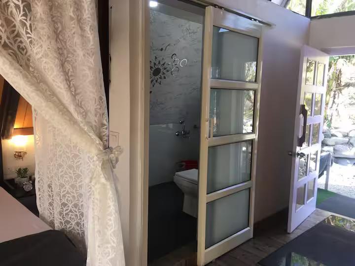 A frame cottage at Naukuchiatal x Solis Nature