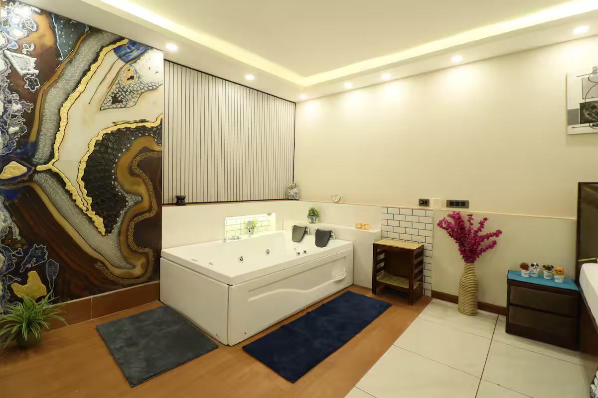 Luxury Room With Jacuzzi In Gurugram (NCR) x Solis Nature