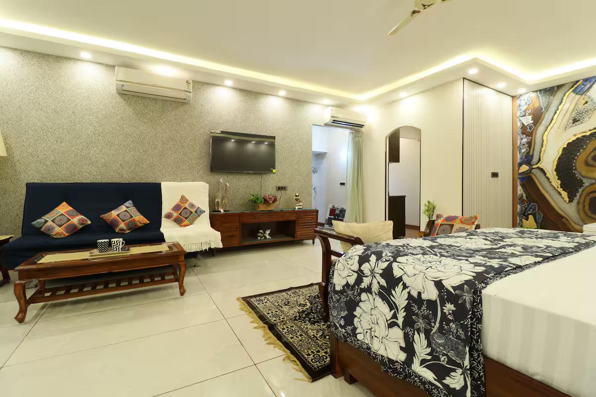 Luxury Room With Jacuzzi In Gurugram (NCR) x Solis Nature