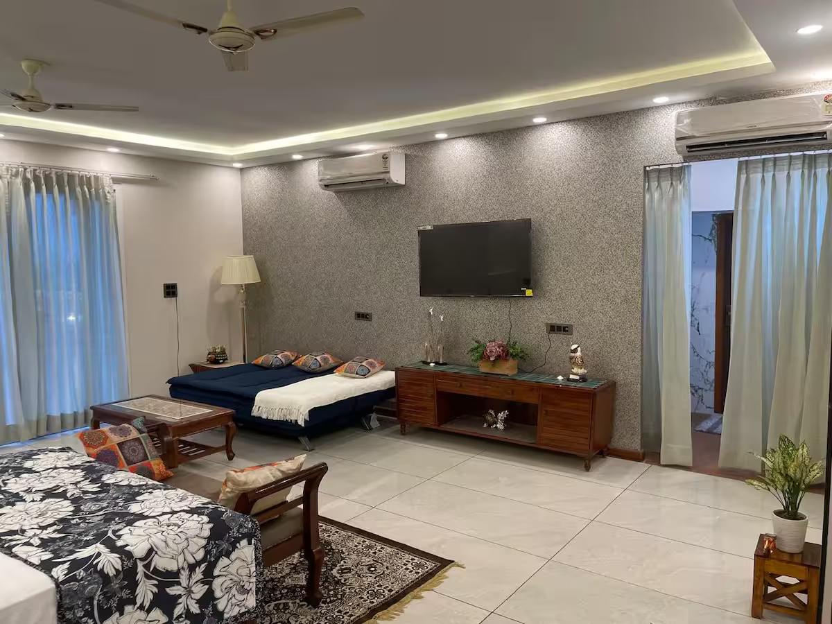 Luxury Room With Jacuzzi In Gurugram (NCR) x Solis Nature