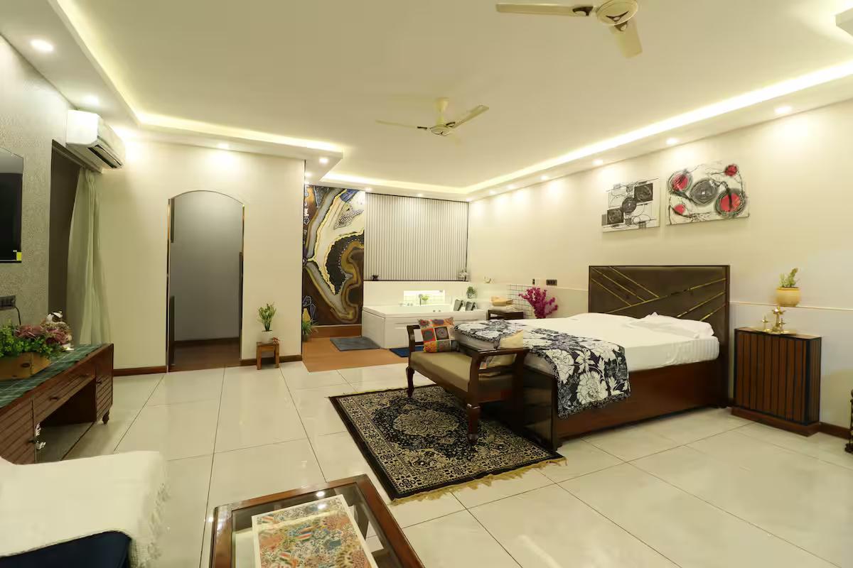 Luxury Room With Jacuzzi In Gurugram (NCR) x Solis Nature
