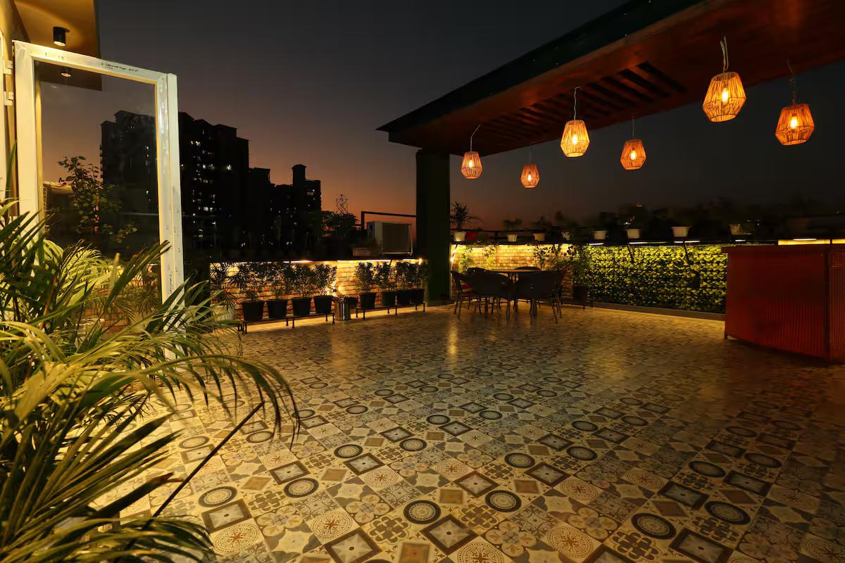 Luxury Room With Jacuzzi In Gurugram (NCR) x Solis Nature