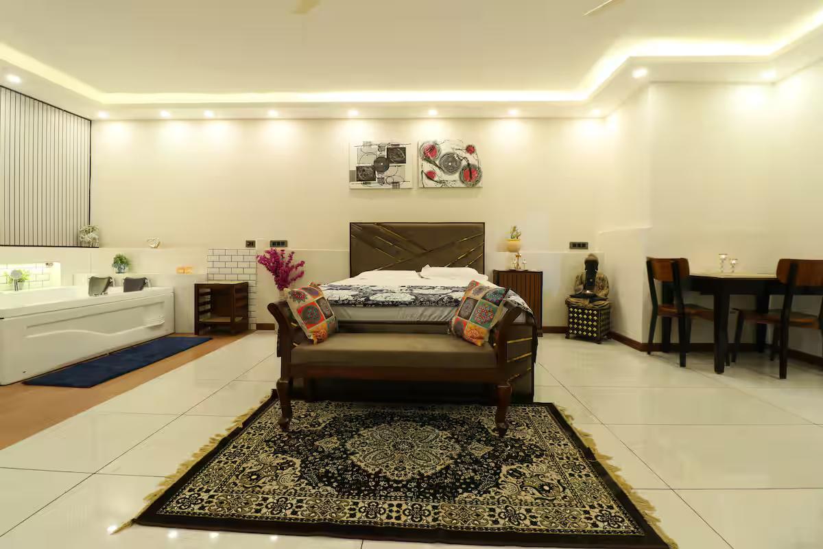 Luxury Room With Jacuzzi In Gurugram (NCR) x Solis Nature