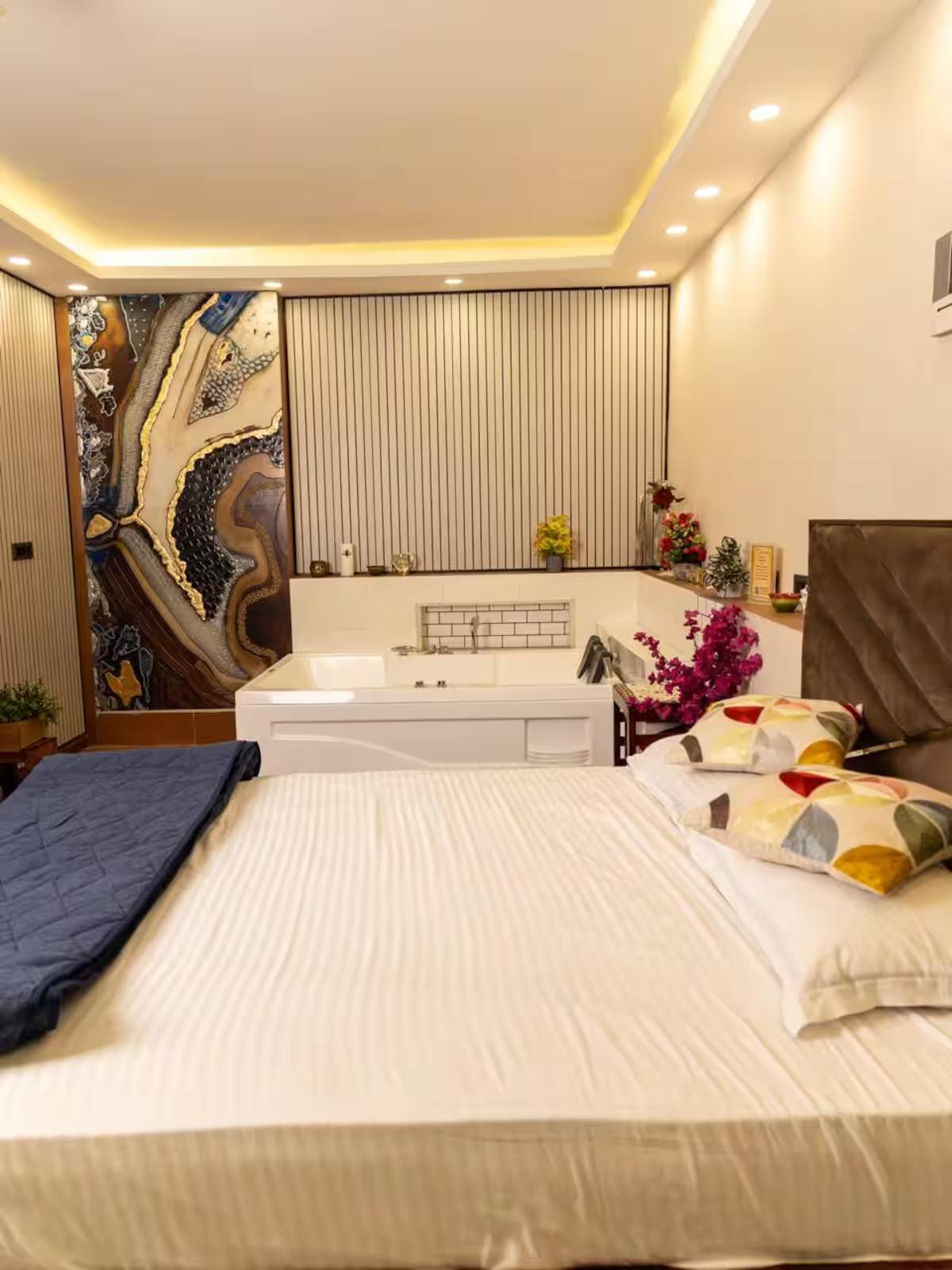 Luxury Room With Jacuzzi In Gurugram (NCR) x Solis Nature