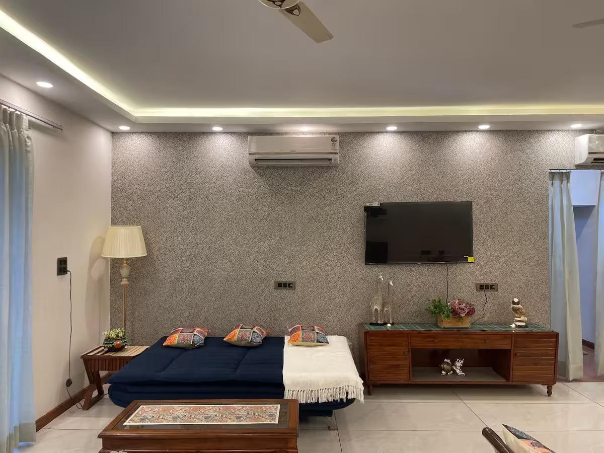 Luxury Room With Jacuzzi In Gurugram (NCR) x Solis Nature