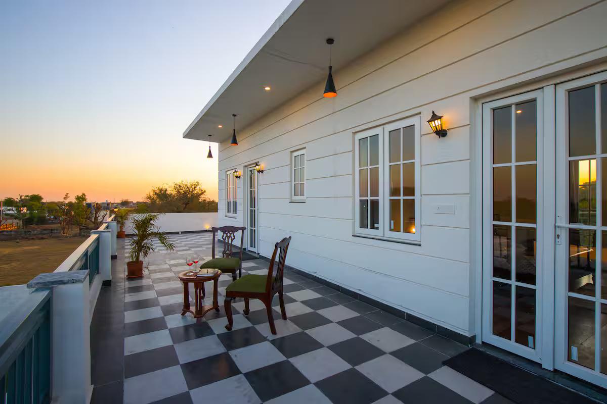 Victoria's V x Solis Nature