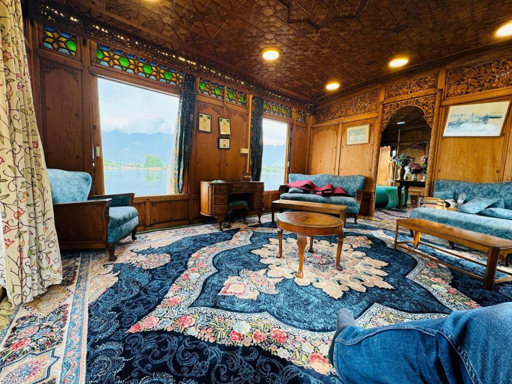 Peacock Houseboat 2 Bedroom x Solis Nature