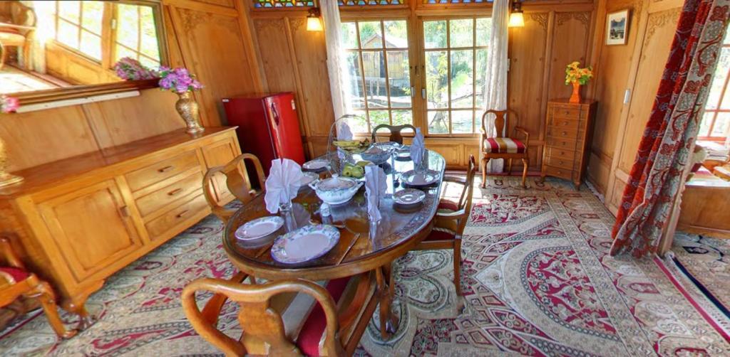 Peacock Houseboat 2 Bedroom x Solis Nature