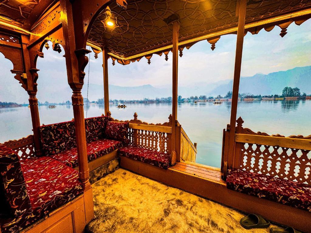 Peacock Houseboat 2 Bedroom x Solis Nature