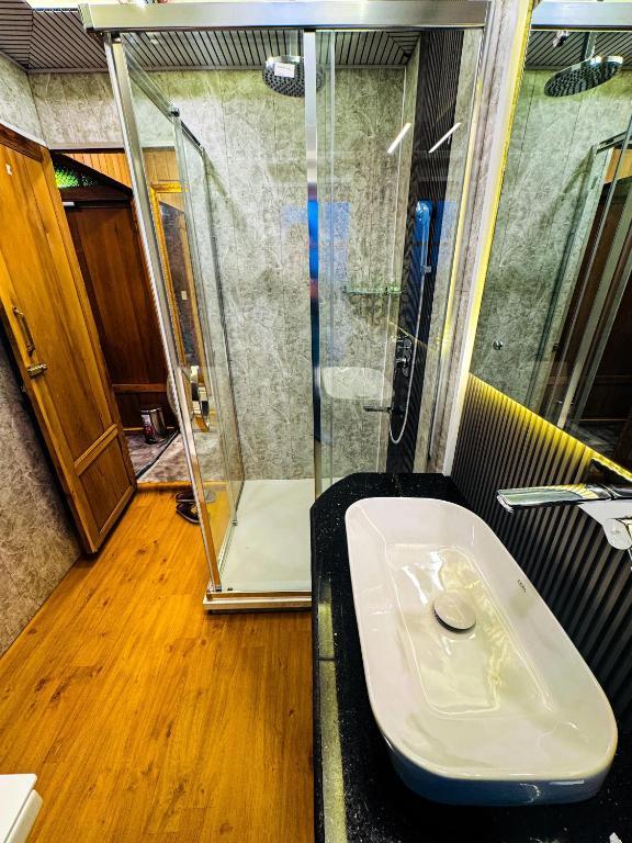 Peacock Houseboat 2 Bedroom x Solis Nature