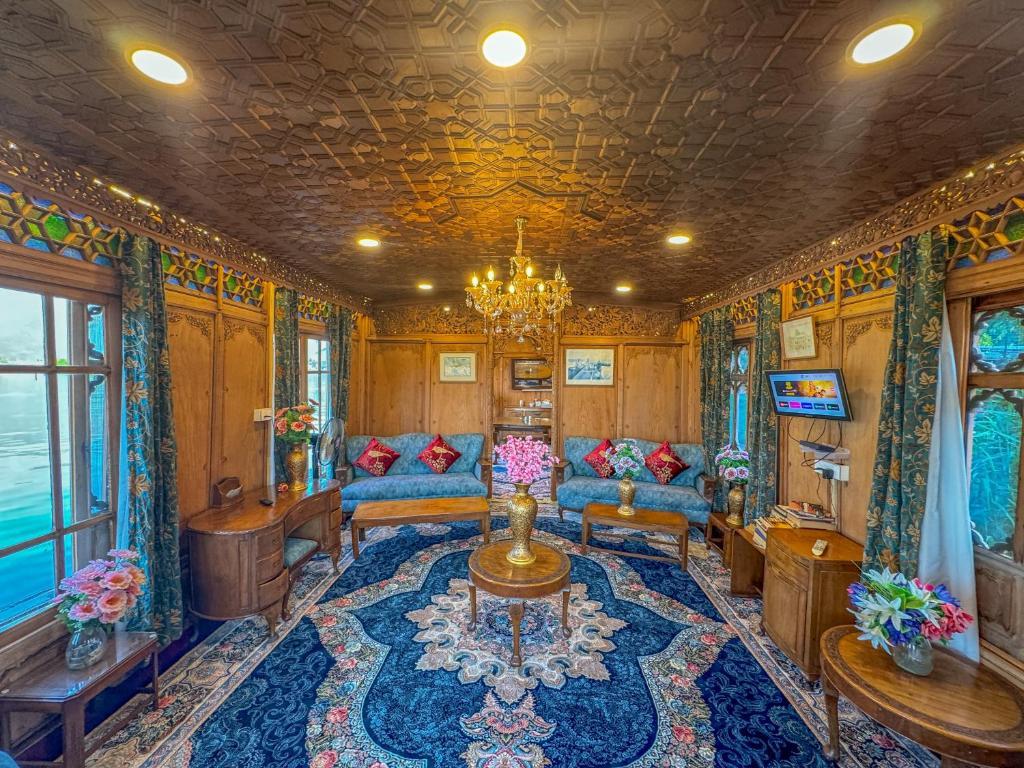 Peacock Houseboat 3 Bedroom x Solis Nature