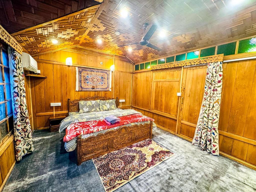 Peacock Houseboat 3 Bedroom x Solis Nature