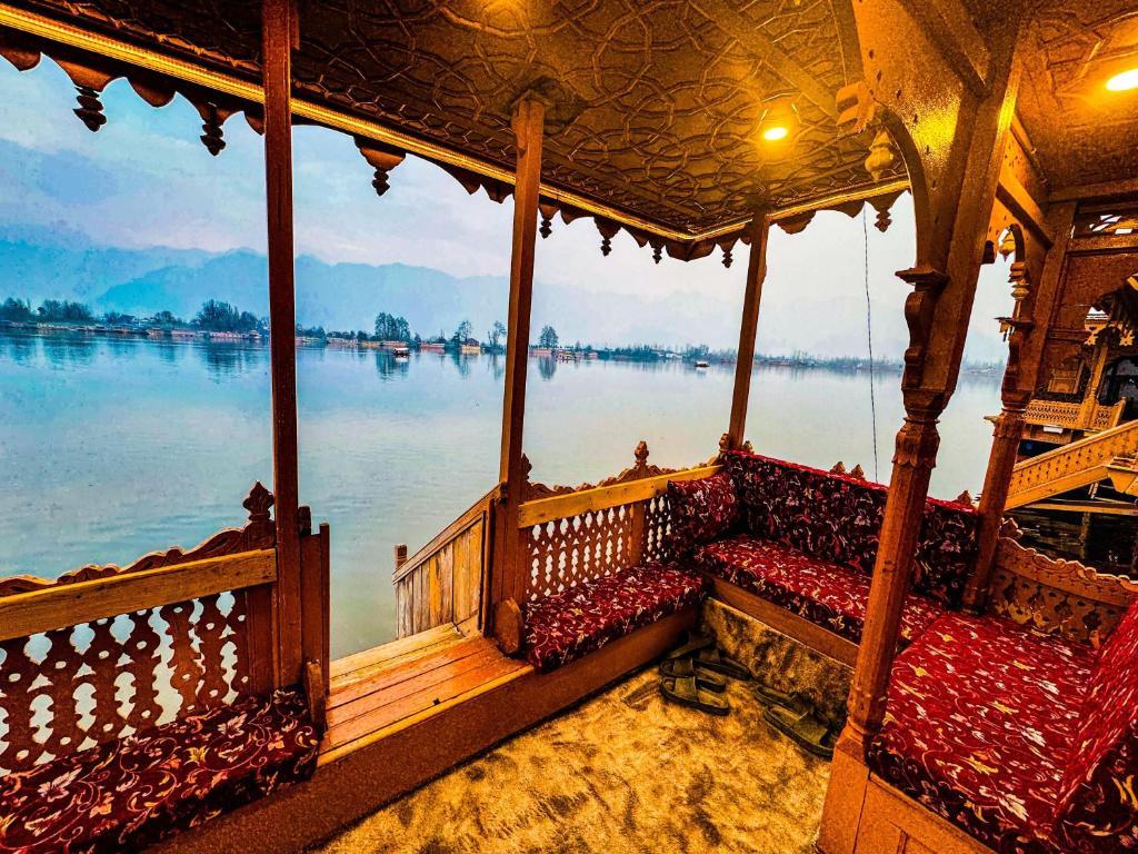 Peacock Houseboat 3 Bedroom x Solis Nature