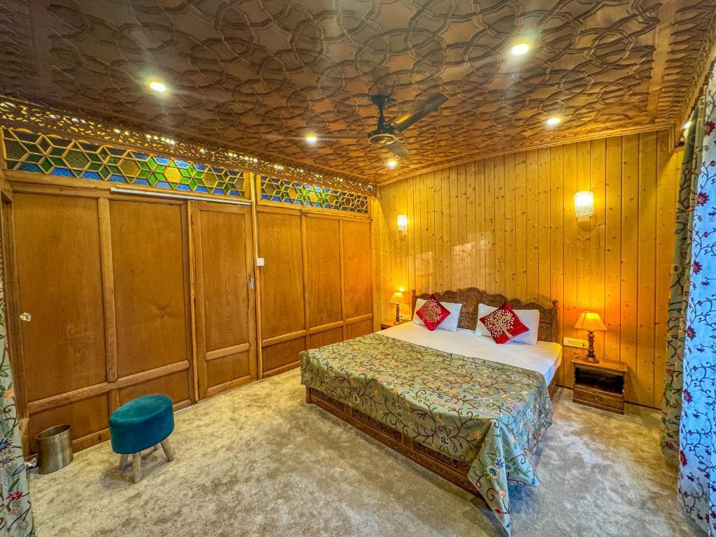 Peacock Houseboat 3 Bedroom x Solis Nature