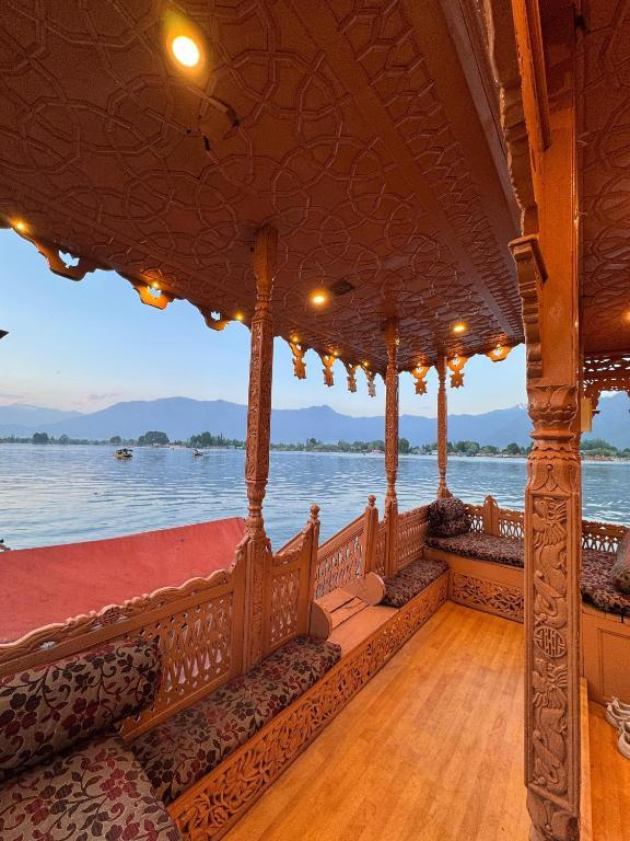 Peacock Houseboat 3 Bedroom x Solis Nature