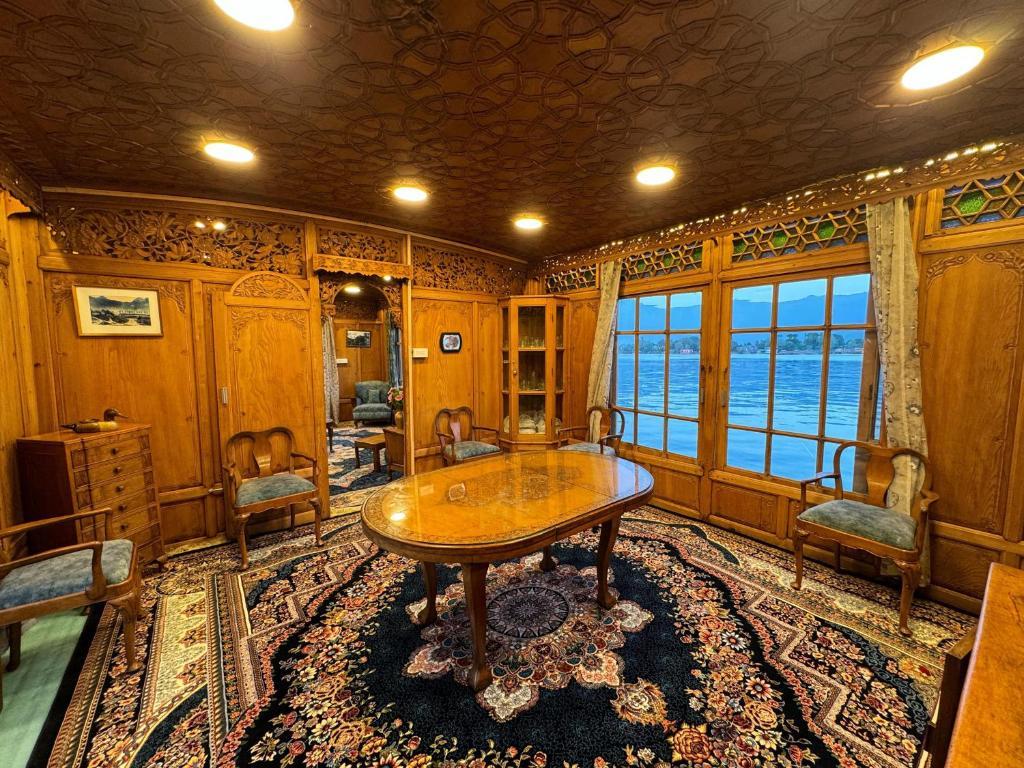 Peacock Houseboat 3 Bedroom x Solis Nature