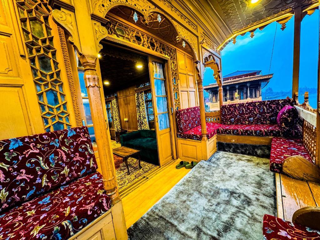 Peacock Houseboat 3 Bedroom x Solis Nature