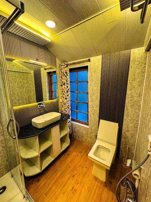 Peacock Houseboat 3 Bedroom x Solis Nature