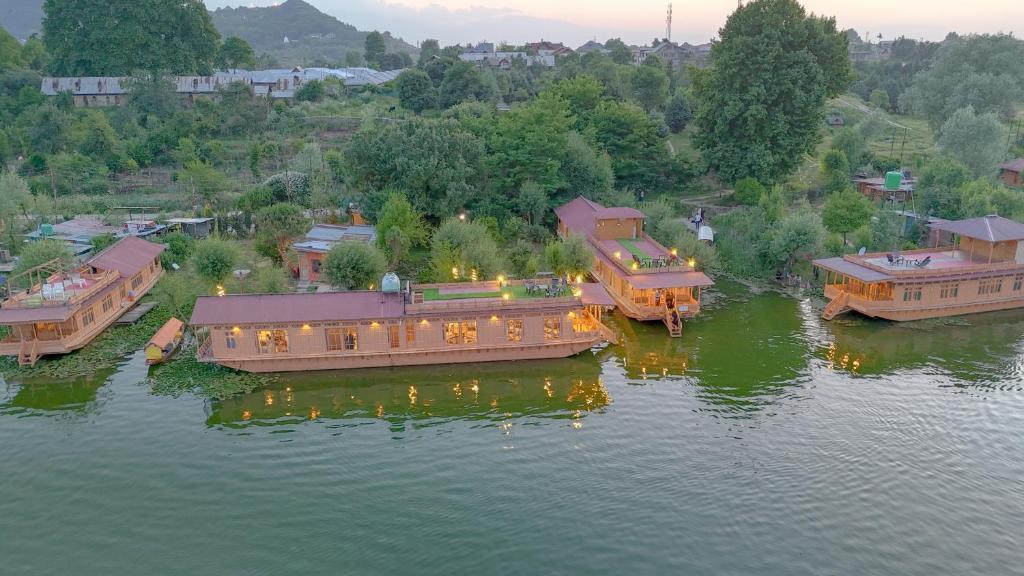 Peacock Houseboat 3 Bedroom x Solis Nature