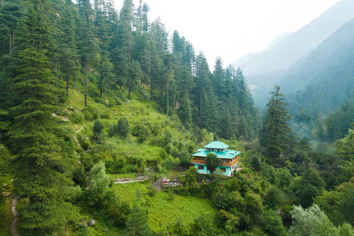 Spacious cottage in Jibhi near River x Solis Nature