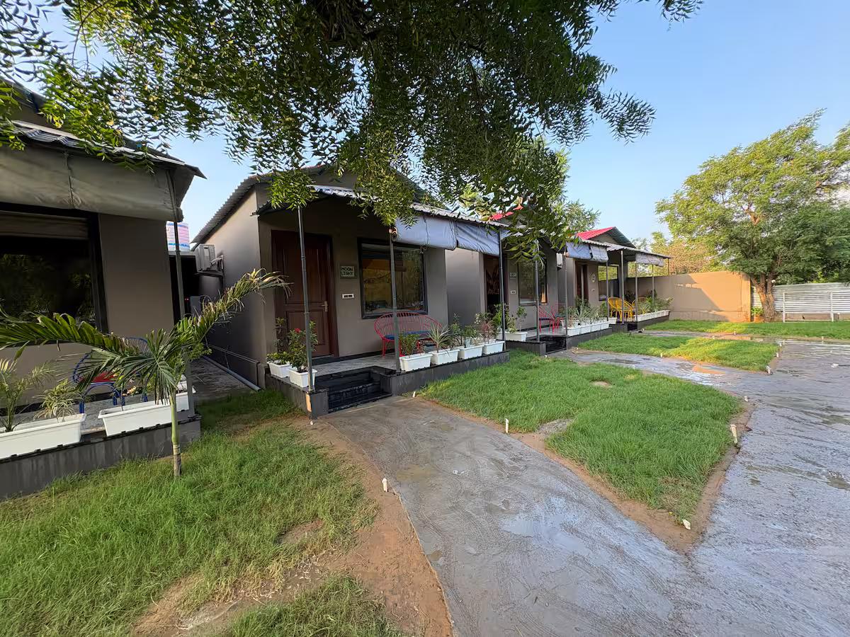 Grey House Cottage x Solis Nature