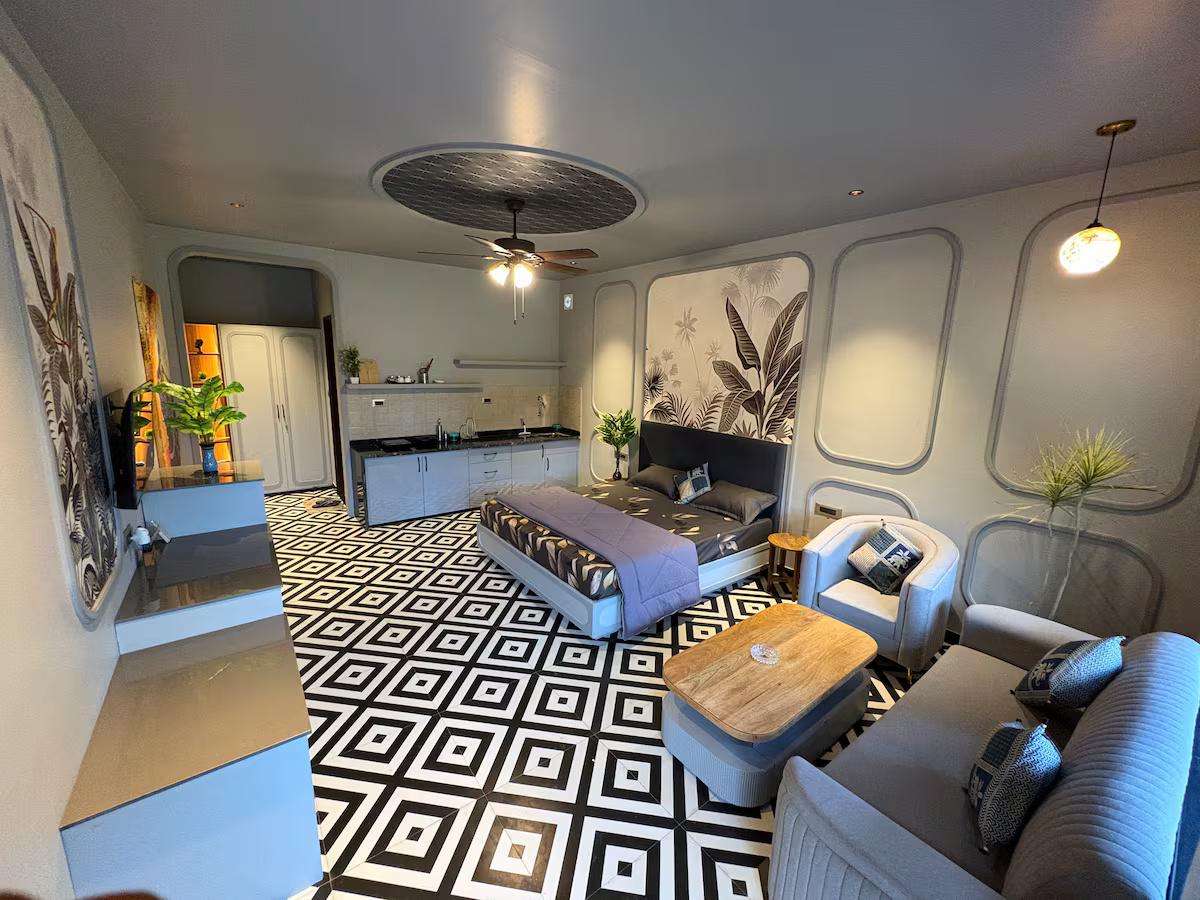 Grey House Cottage x Solis Nature