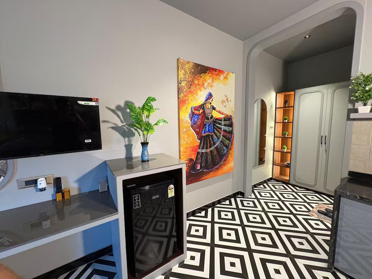 Grey House Cottage x Solis Nature