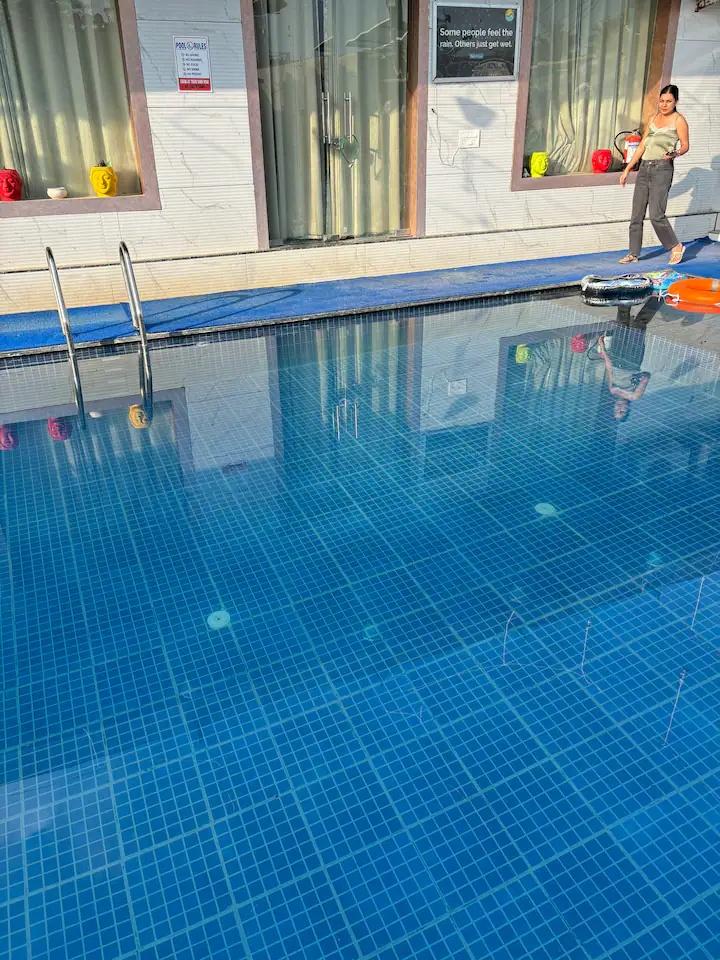 Enjoy pool at private villa in jaipur x Solis Nature