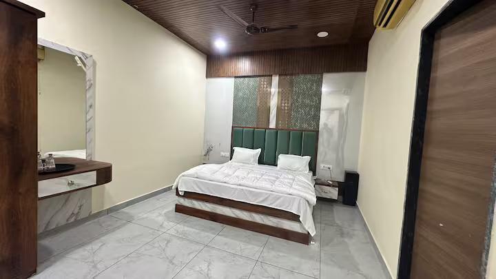 Enjoy pool at private villa in jaipur x Solis Nature