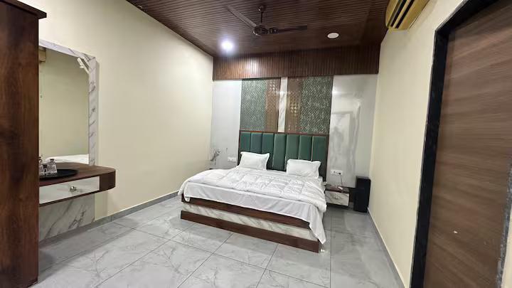 Enjoy pool at private villa in jaipur x Solis Nature