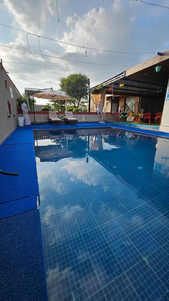 Enjoy pool at private villa in jaipur x Solis Nature