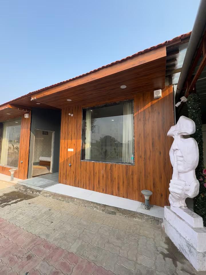 Enjoy pool at private villa in jaipur x Solis Nature