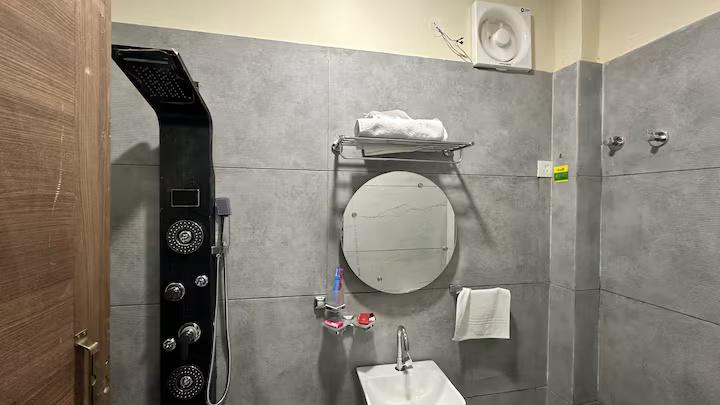 Enjoy pool at private villa in jaipur x Solis Nature