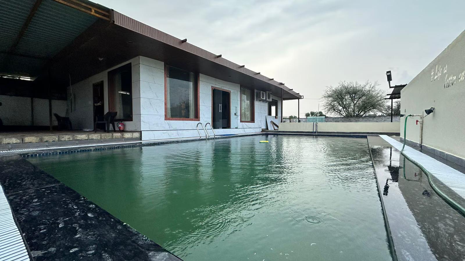 Enjoy pool at private villa in jaipur x Solis Nature