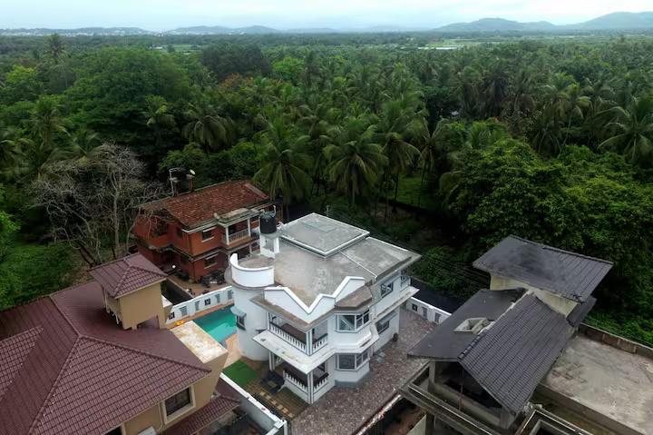 White House w/Private Pool 1.5kms to the beach x Solis Nature