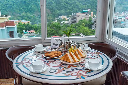 DLS Hotels on the Ganges x Solis Nature