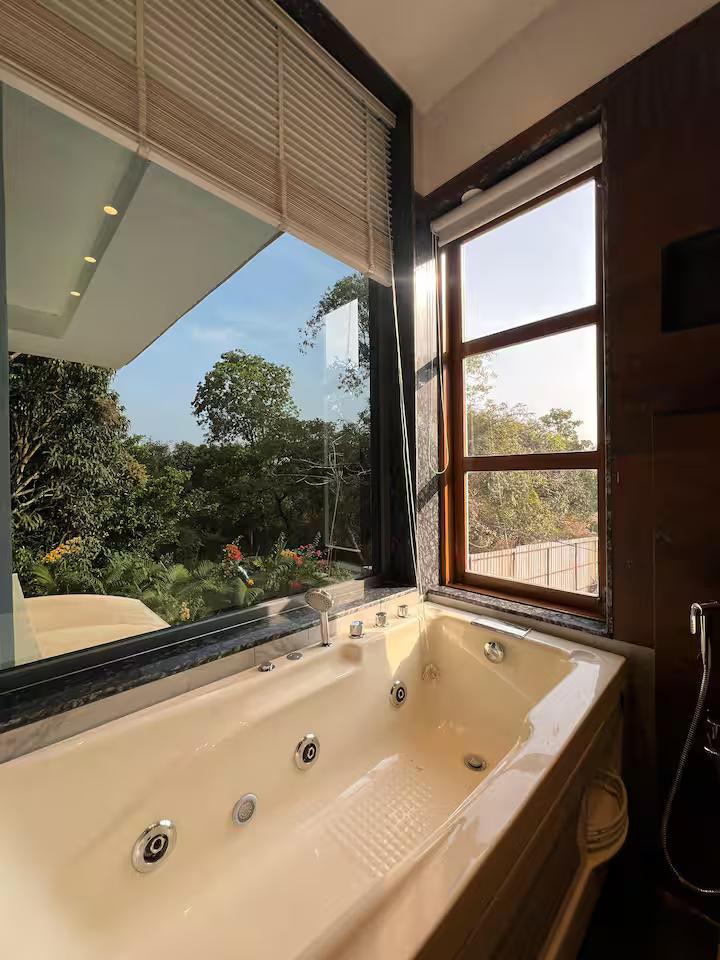 Posh 4BHK Pvt Pool Villa | 8 mins to Vagator Beach x Solis Nature